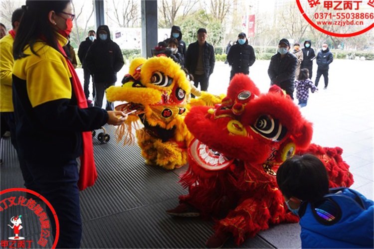 河南郑州大型开业庆典礼仪活动策划公司甲乙丙丁宜家家居郑州商场新春开工舞狮表演庆典仪式现场舞狮点睛仪式.jpg